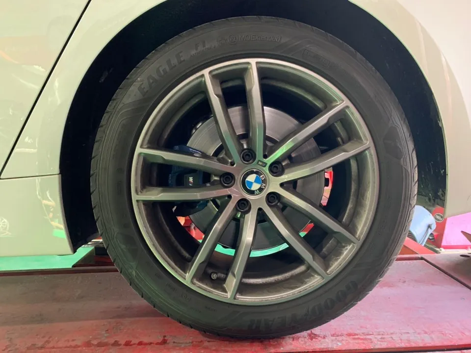BMW 5 Seriesのホイールリペア・塗装事例 施工写真 1-2