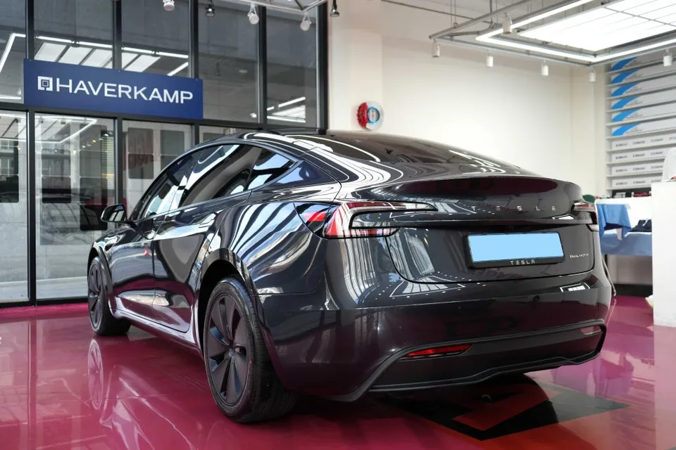 Teslaのドライブレコーダー取付事例 施工写真 3-1