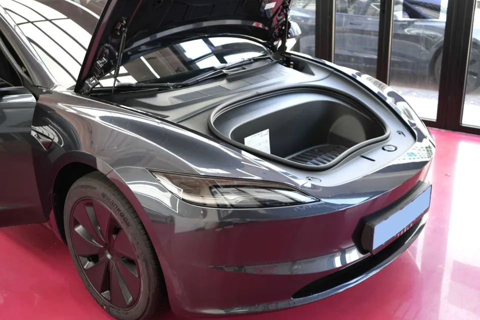 Teslaのドライブレコーダー取付事例 施工写真 1-2