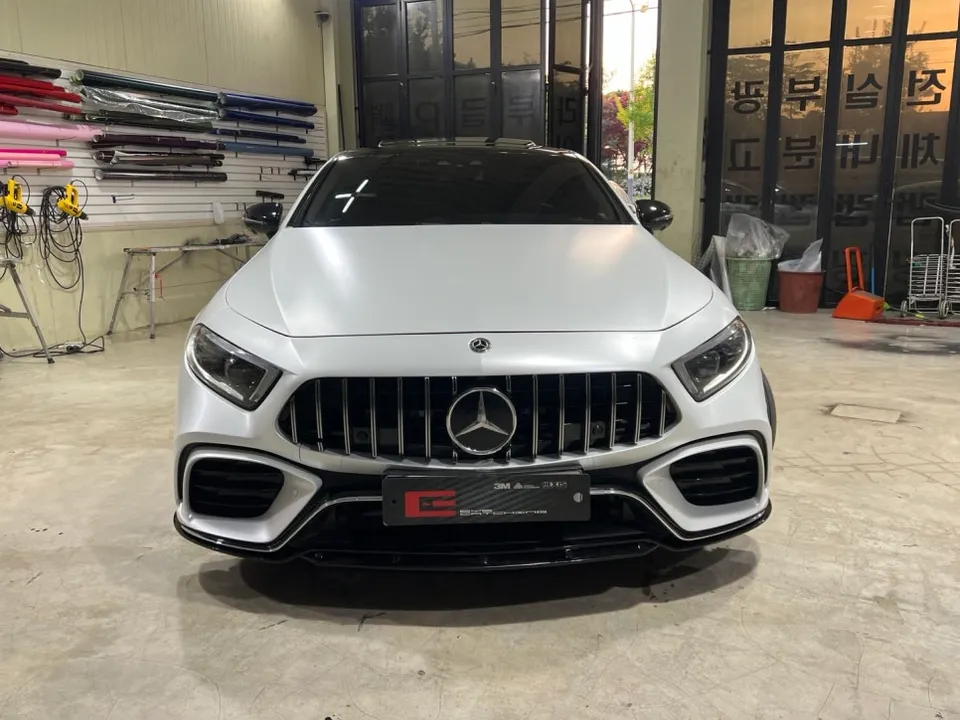 Mercedes-Benz CLSのカーラッピング事例|サテンホワイトパール 施工写真 2-1