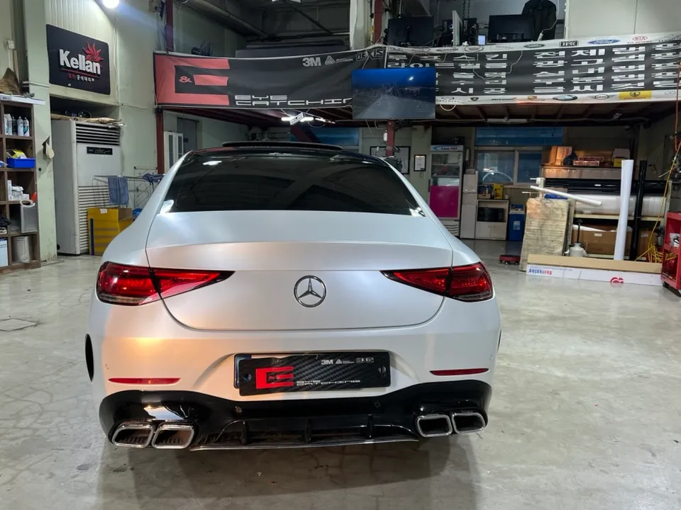 Mercedes-Benz CLSのカーラッピング事例|サテンホワイトパール 施工写真 3-1
