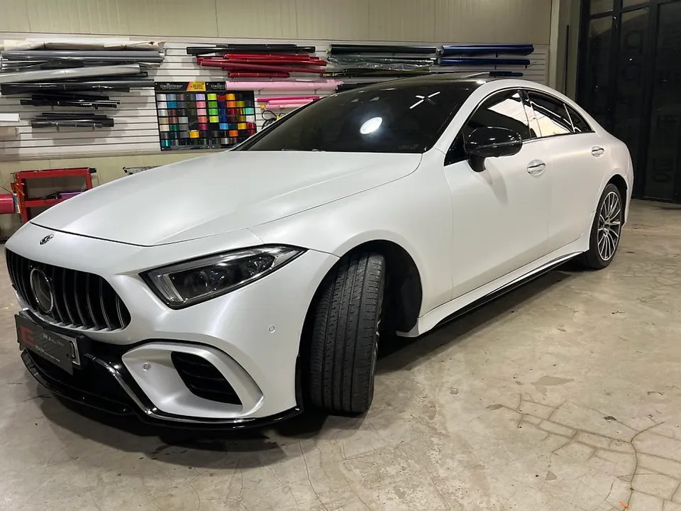 Mercedes-Benz CLSのカーラッピング事例|サテンホワイトパール 施工写真 1-2