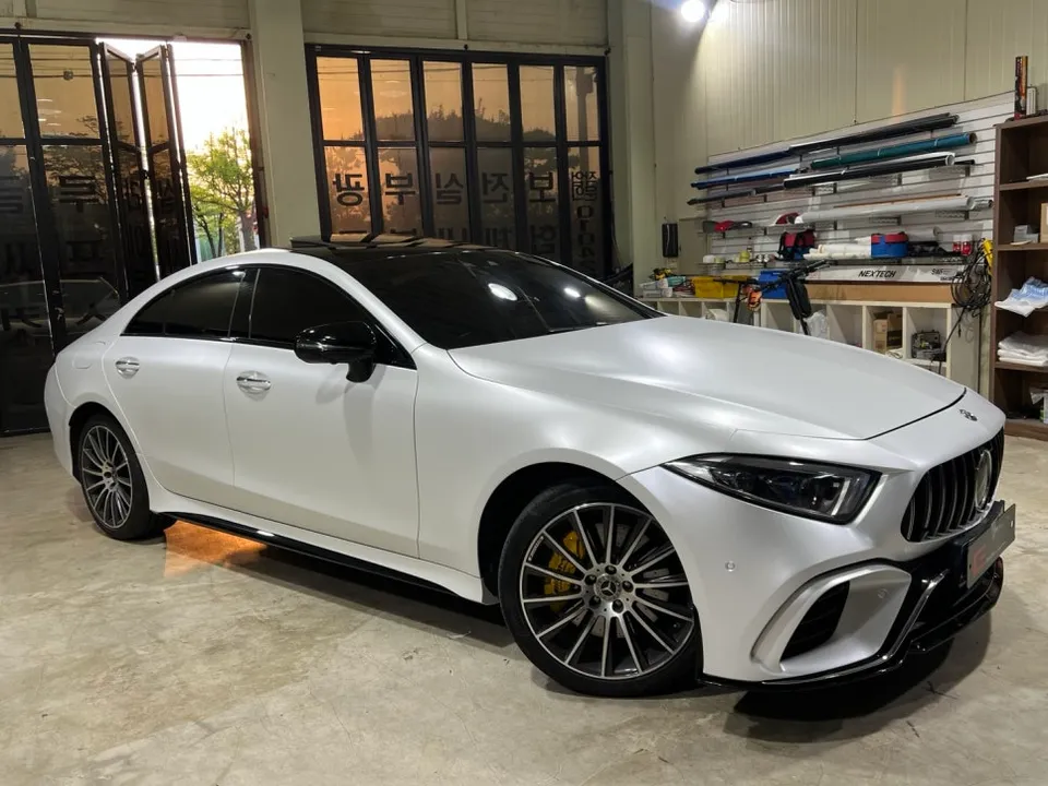Mercedes-Benz CLSのカーラッピング事例|サテンホワイトパール 施工写真 2-2