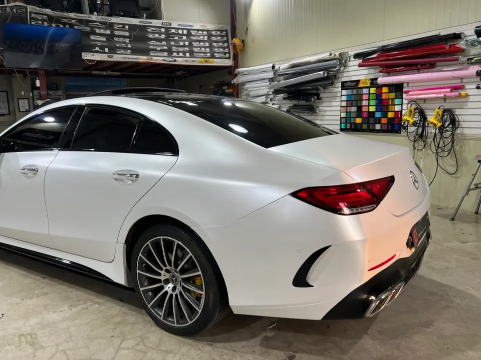 Mercedes-Benz CLSのカーラッピング事例|サテンホワイトパール 施工写真 3-2