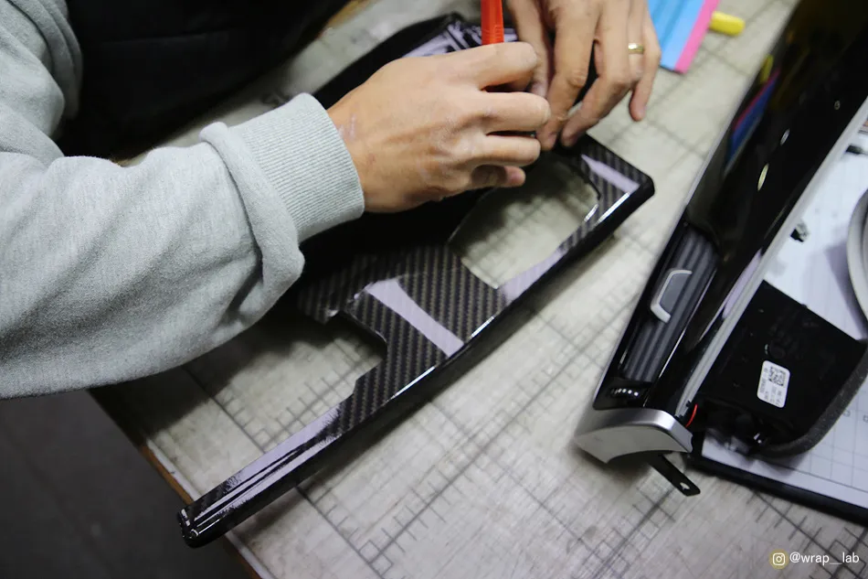 BMW 5 Series vinyl wrap - BMW 5 Series Vinyl Wrap Review: Gloss Carbon Interior Upgrade photo 4