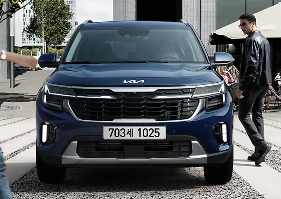 Hyundai Elantraのカーラッピング事例|費用目安・仕上がり 施工写真 1-2