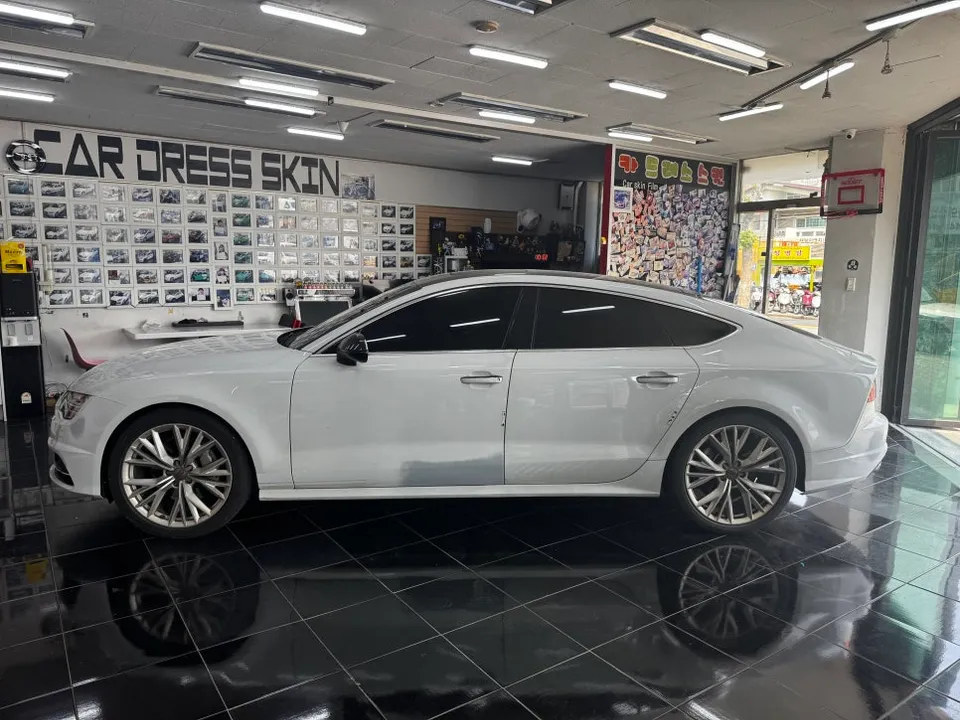 Audi A7のカーラッピング事例|アッシュグレーで高級感アップ 施工写真 3-2
