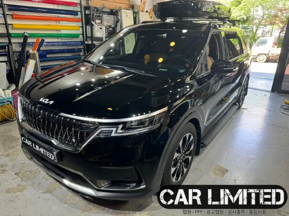 Kia Carnivalのカーラッピング事例|クロームパーツの印象チェンジ 施工写真 2-3