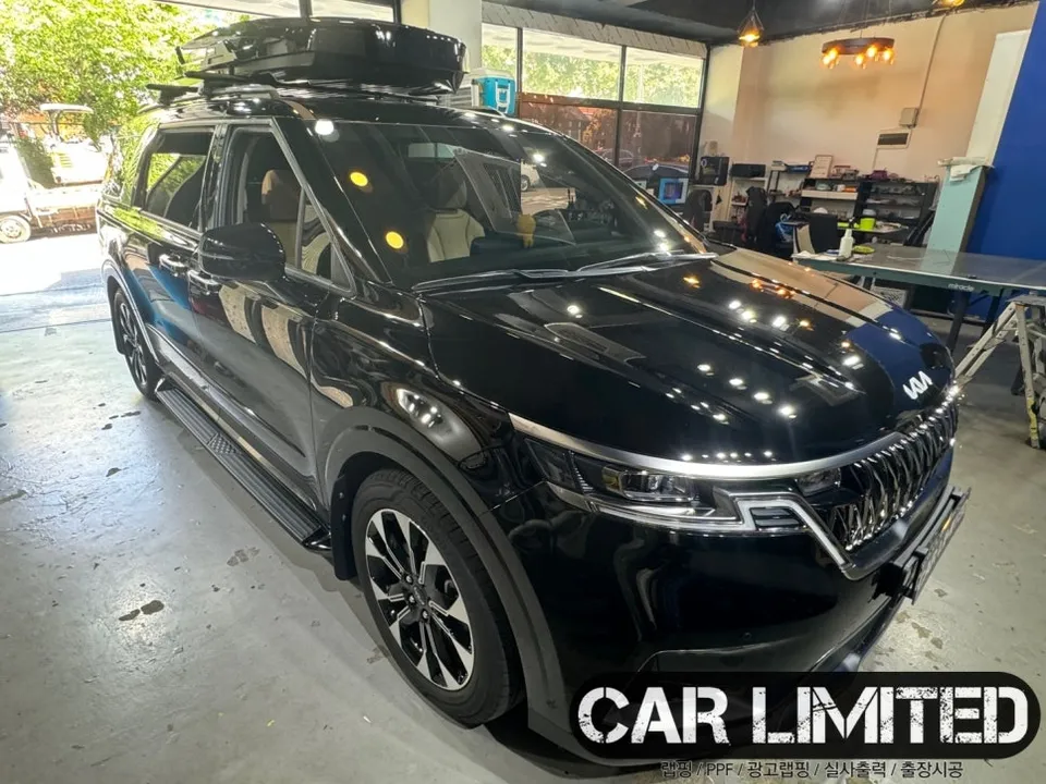 Kia Carnivalのカーラッピング事例|クロームパーツの印象チェンジ 施工写真 3-3