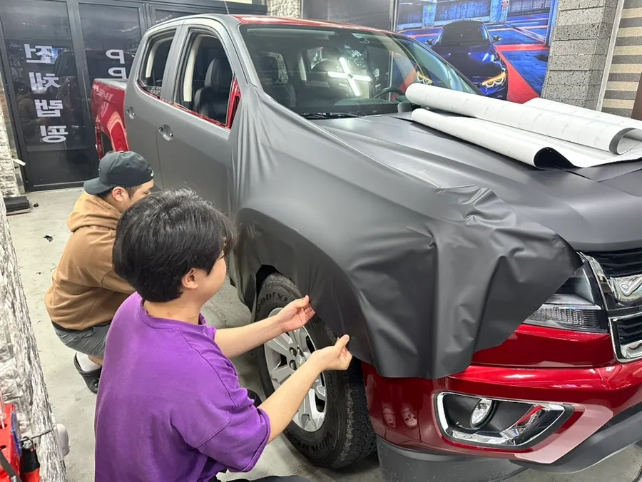 Chevrolet Colorado vinyl wrap - Chevrolet Colorado Vinyl Wrap Review: Matte Black Transformation photo 4