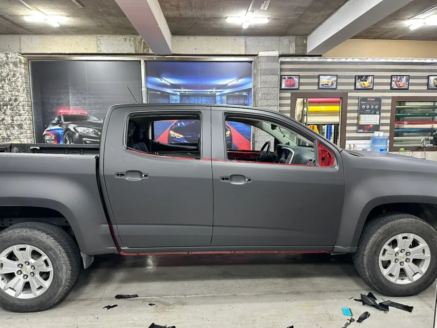 Chevrolet Coloradoのカーラッピング事例 施工写真 3-2