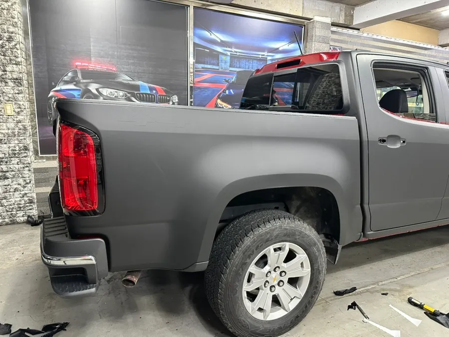 Chevrolet Coloradoのカーラッピング事例 施工写真 4-2