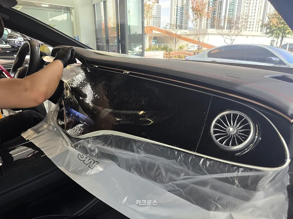 Mercedes-Benz EQEのPPF施工事例｜内装保護 施工写真 1-2