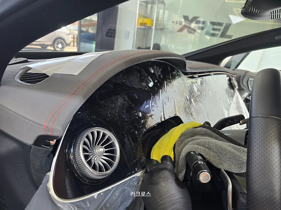 Mercedes-Benz EQEのPPF施工事例｜内装保護 施工写真 3-2