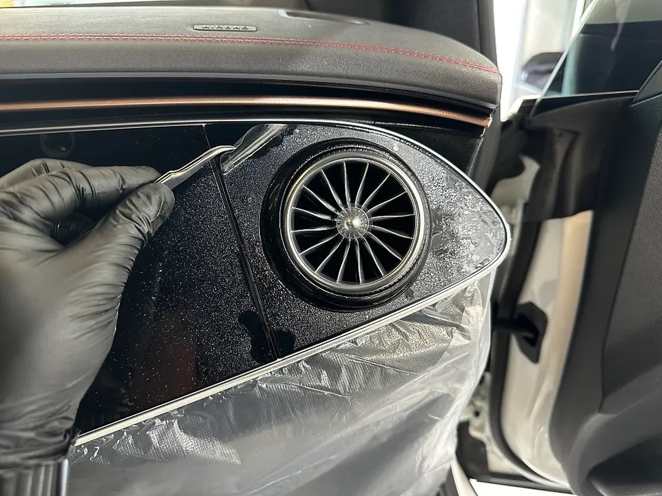 Mercedes-Benz EQEのPPF施工事例｜内装保護 施工写真 1-3