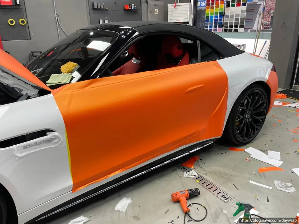 Mercedes-Benz SL63 AMGのカーラッピング事例｜マットサテンオレンジ 施工写真 1-2