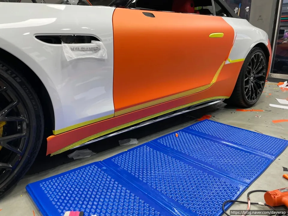 Mercedes-Benz SL63 AMGのカーラッピング事例｜マットサテンオレンジ 施工写真 3-2