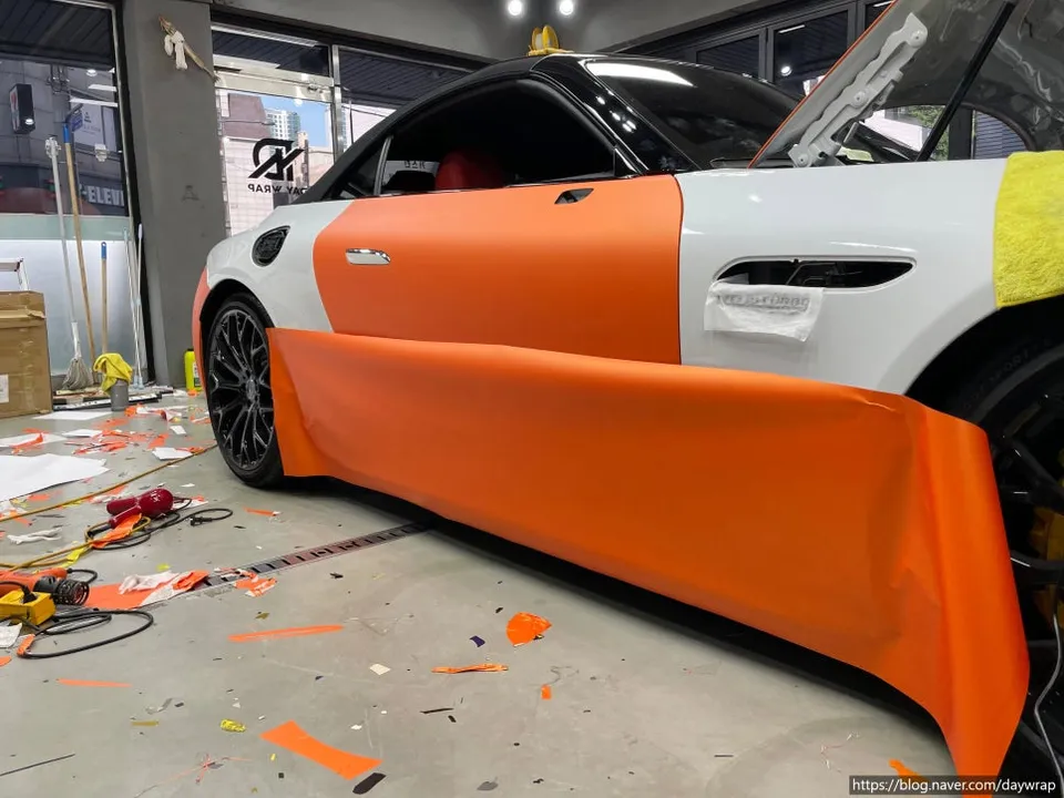 Mercedes-Benz SL63 AMGのカーラッピング事例｜マットサテンオレンジ 施工写真 4-2