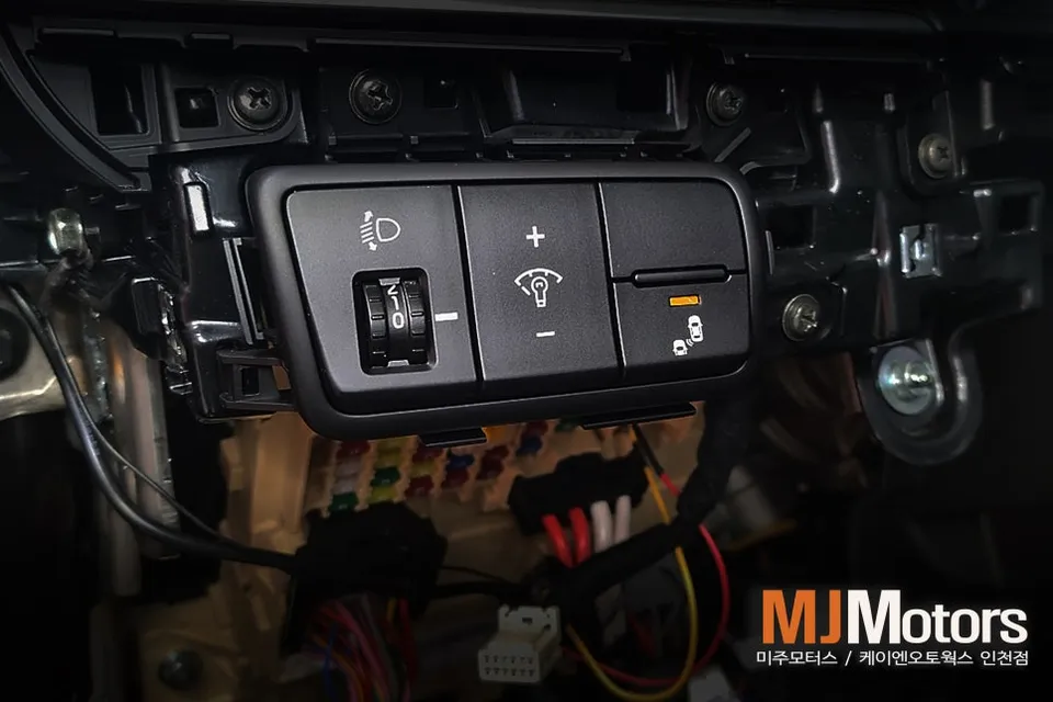 Kia K7 Blind-Spot Collision-Avoidance Assist Installation Review photo 11
