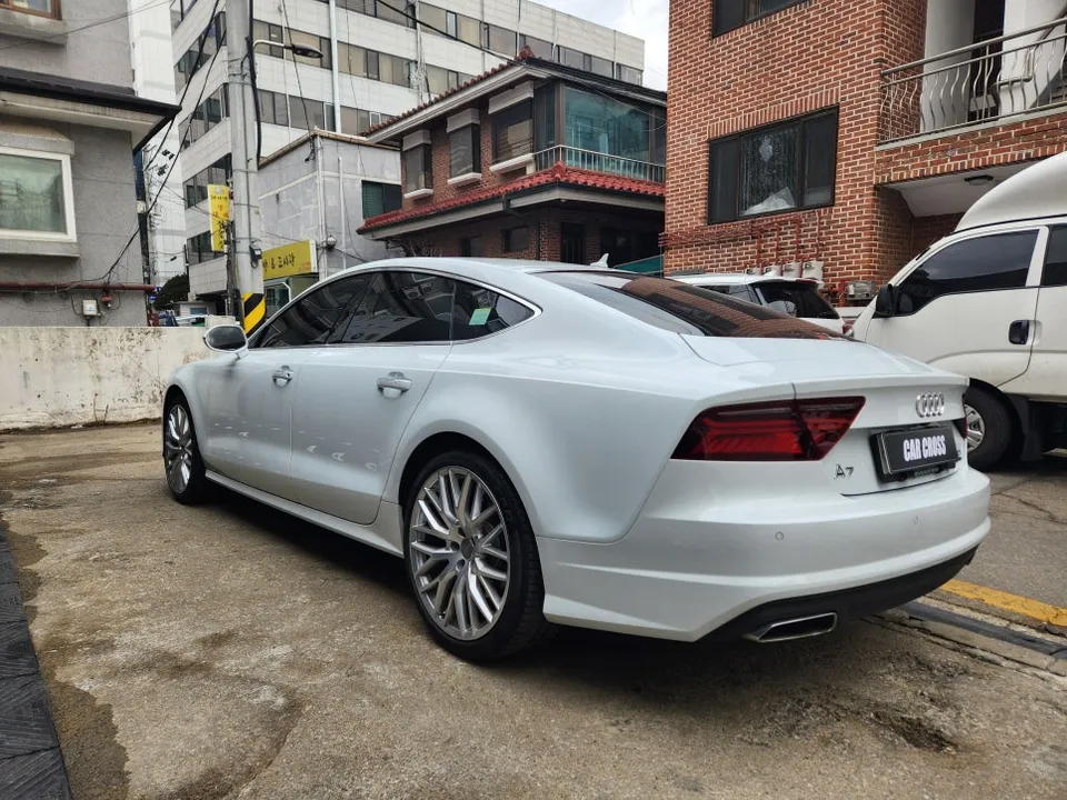 Audi A7のカーラッピング事例|内装カスタムで高級感アップ 施工写真 3-1