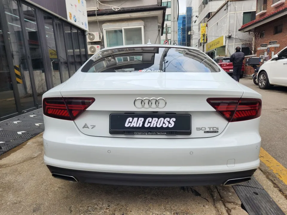 Audi A7のカーラッピング事例|内装カスタムで高級感アップ 施工写真 1-2