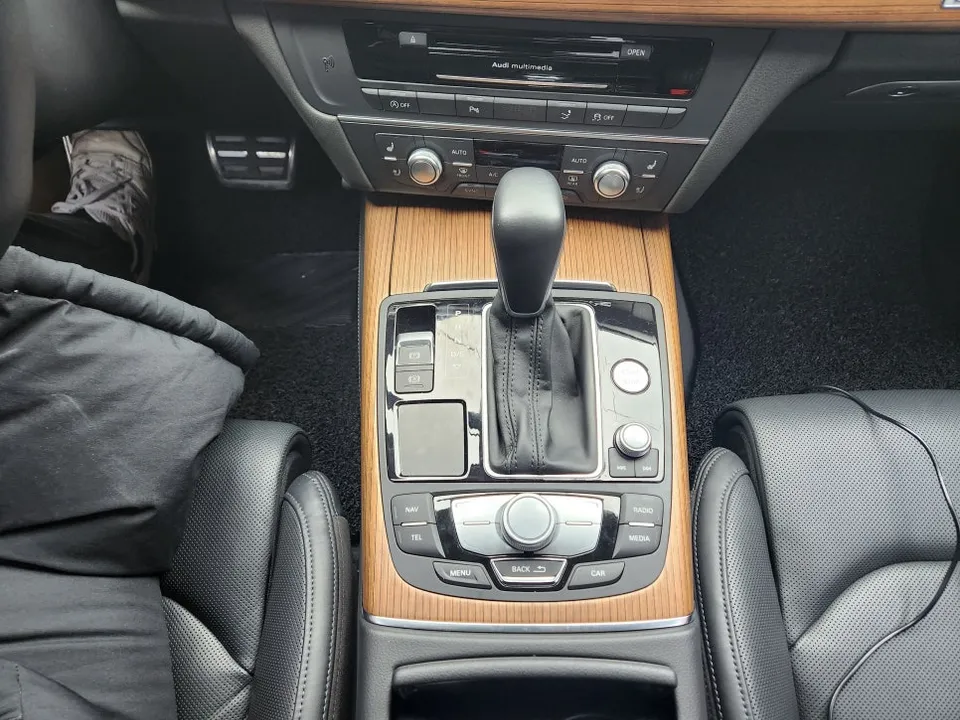 Audi A7のカーラッピング事例|内装カスタムで高級感アップ 施工写真 3-2