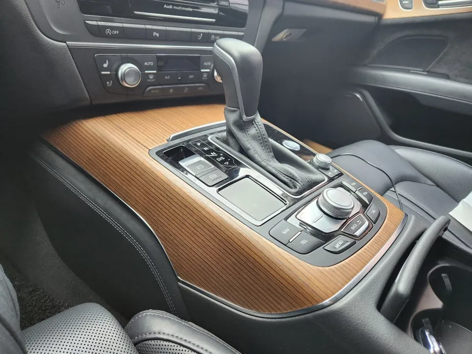 Audi A7のカーラッピング事例|内装カスタムで高級感アップ 施工写真 1-3