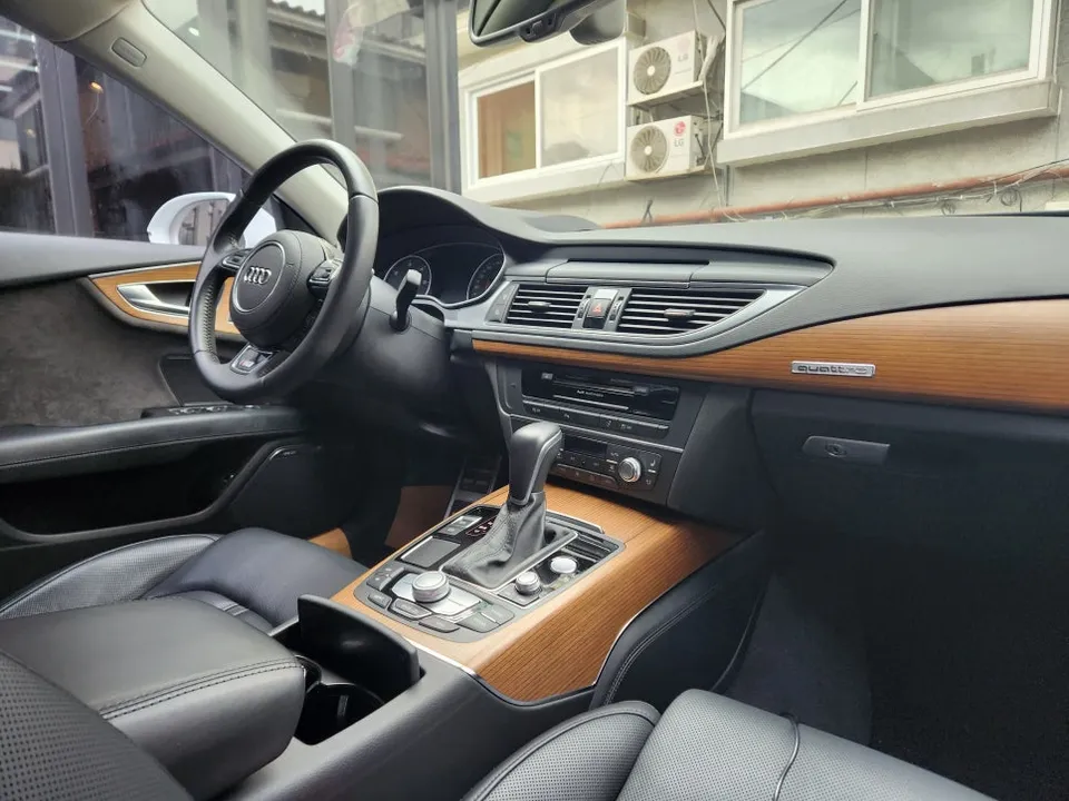 Audi A7のカーラッピング事例|内装カスタムで高級感アップ 施工写真 2-3