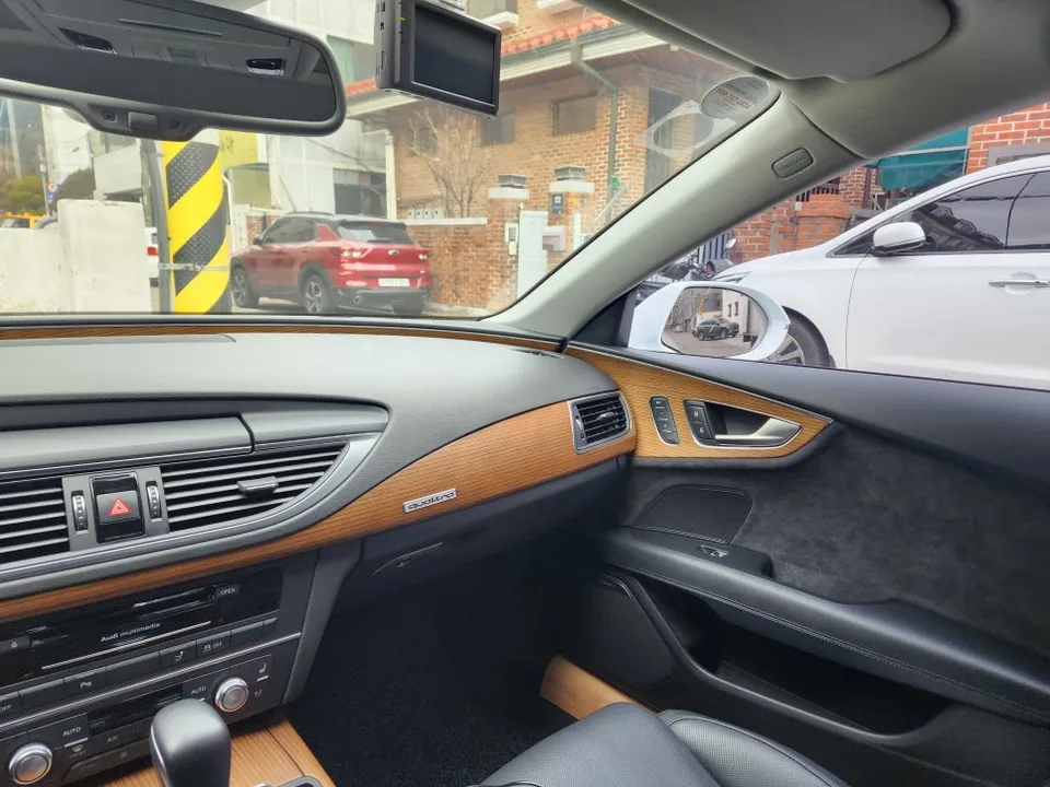 Audi A7のカーラッピング事例|内装カスタムで高級感アップ 施工写真 3-3