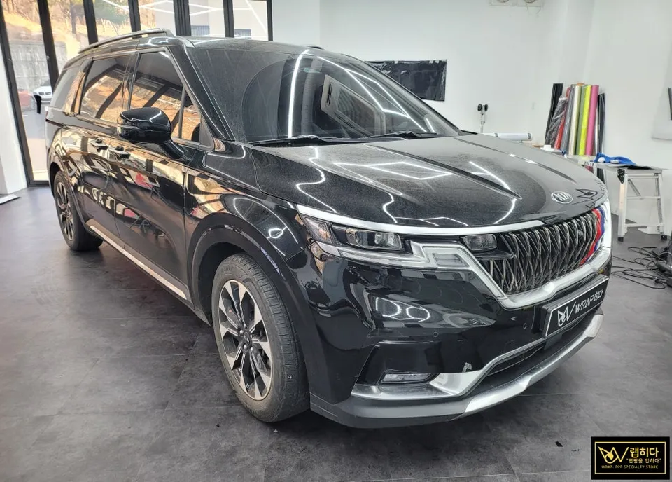 Kia Carnival 4th Genのカーラッピング事例 施工写真 2-1