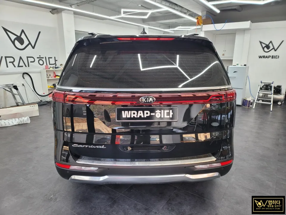 Kia Carnival 4th Genのカーラッピング事例 施工写真 3-1