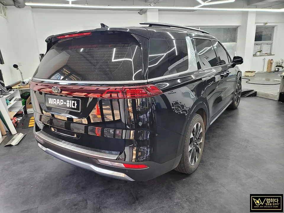 Kia Carnival 4th Genのカーラッピング事例 施工写真 4-1