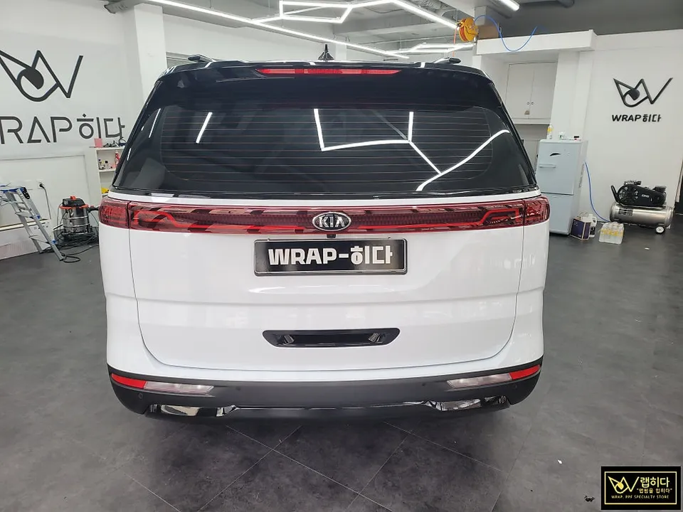 Kia Carnival 4th Genのカーラッピング事例 施工写真 4-2