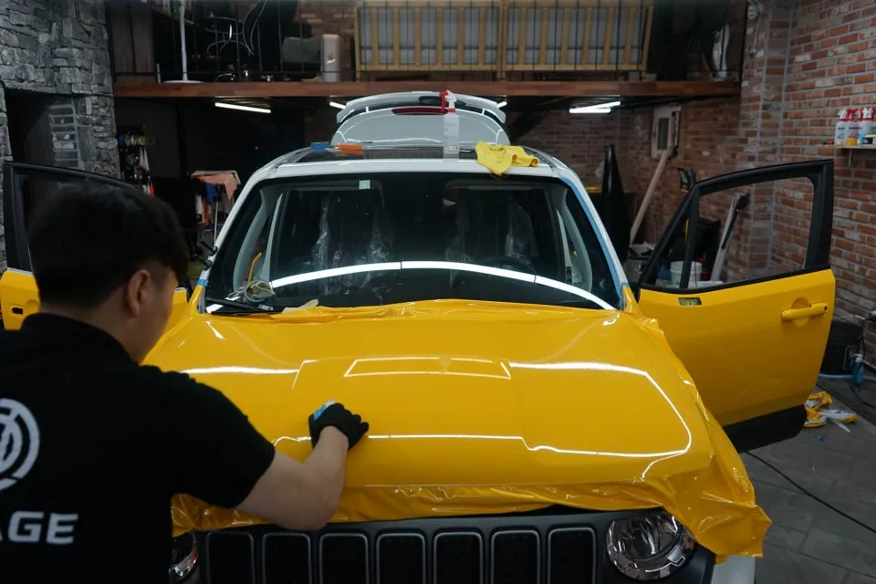 Jeep Renegadeのカーラッピング事例|ダークイエローで個性を演出 施工写真 2-3