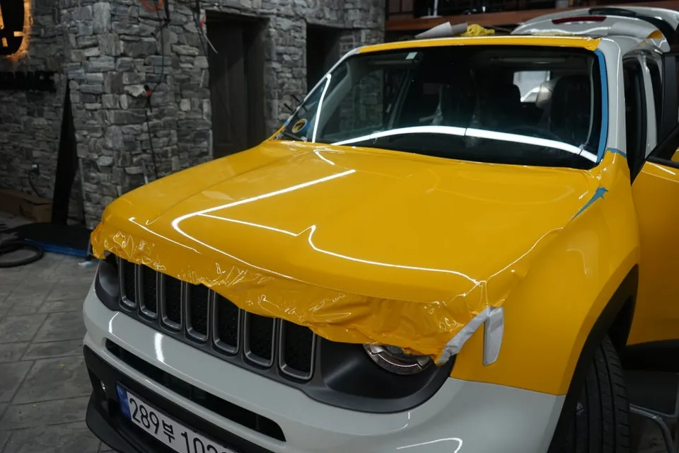 Jeep Renegadeのカーラッピング事例|ダークイエローで個性を演出 施工写真 3-3
