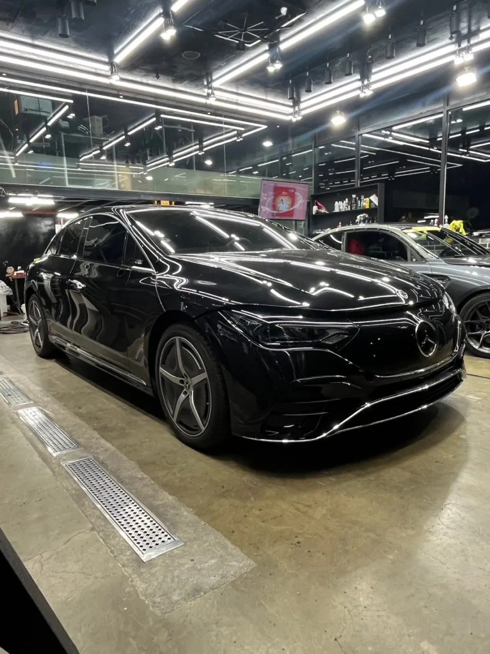 Mercedes-Benz EQEのカーラッピング事例|高光沢ホワイトパール 施工写真 2-1