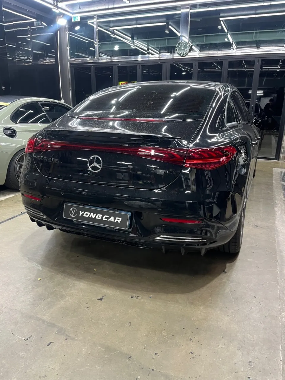 Mercedes-Benz EQEのカーラッピング事例|高光沢ホワイトパール 施工写真 3-1