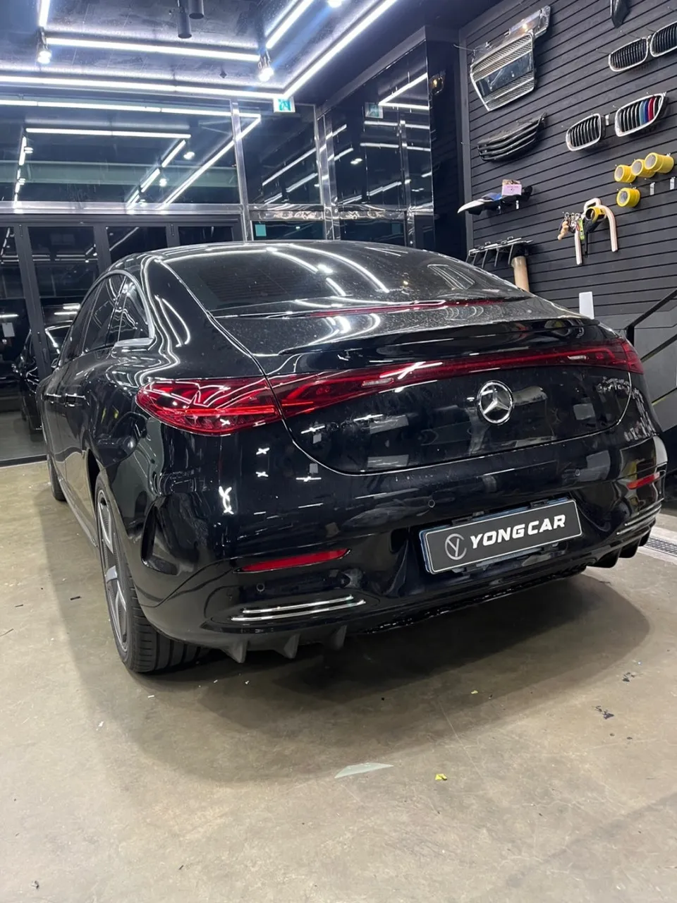 Mercedes-Benz EQEのカーラッピング事例|高光沢ホワイトパール 施工写真 1-2