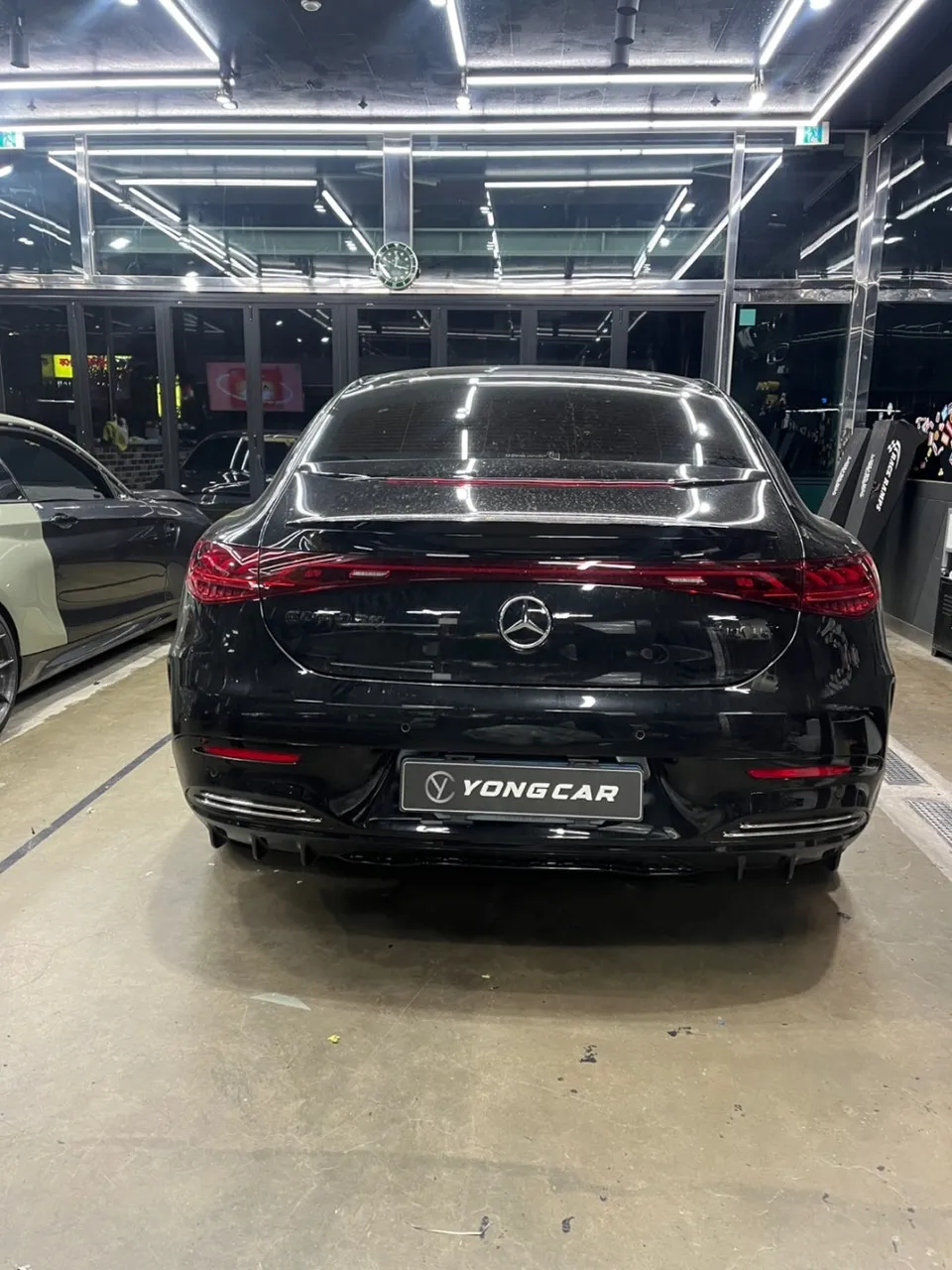 Mercedes-Benz EQEのカーラッピング事例|高光沢ホワイトパール 施工写真 2-2