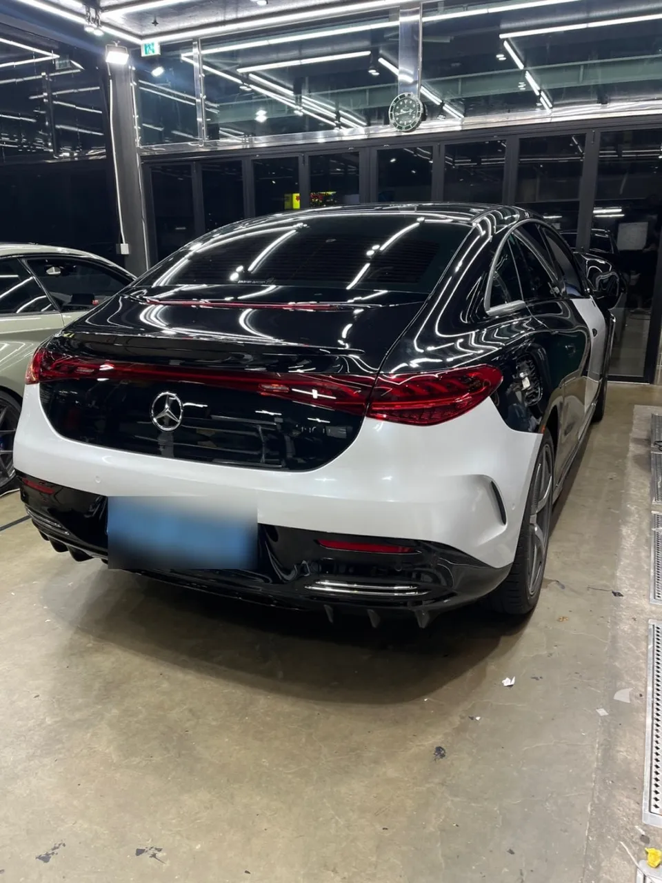 Mercedes-Benz EQEのカーラッピング事例|高光沢ホワイトパール 施工写真 3-2