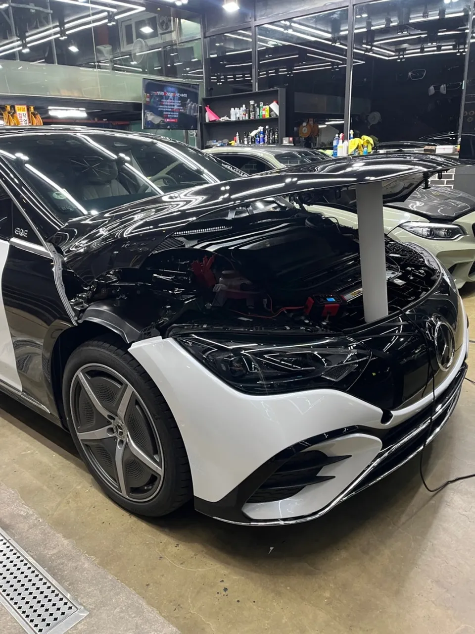 Mercedes-Benz EQEのカーラッピング事例|高光沢ホワイトパール 施工写真 1-3