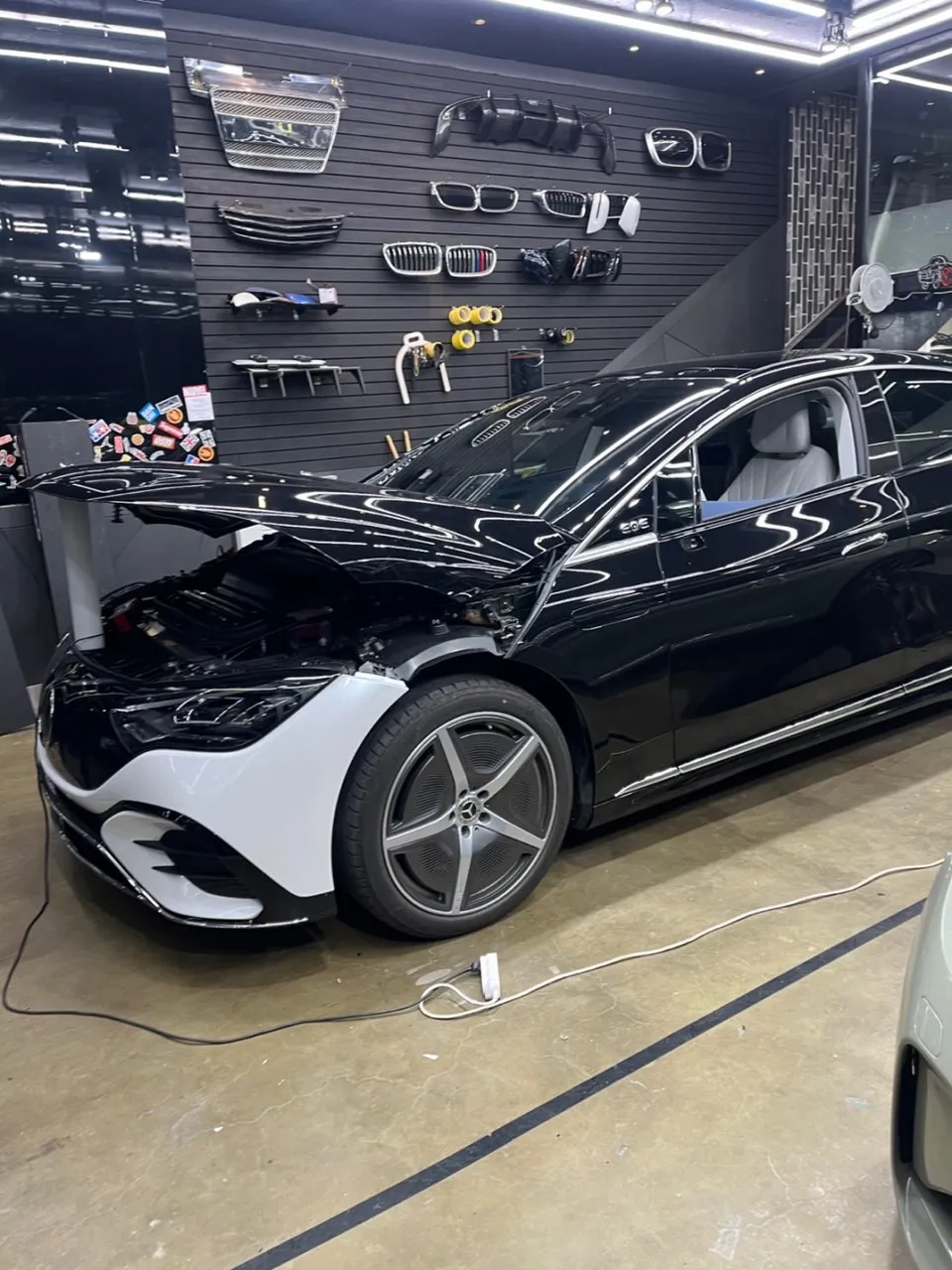 Mercedes-Benz EQEのカーラッピング事例|高光沢ホワイトパール 施工写真 2-3
