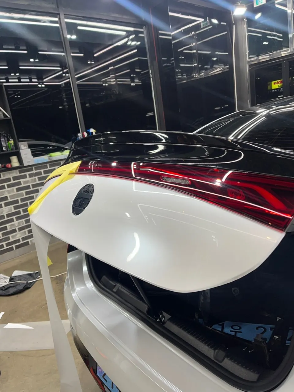 Mercedes-Benz EQEのカーラッピング事例|高光沢ホワイトパール 施工写真 3-3