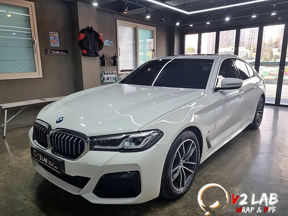 BMW 5 Series vinyl wrap - BMW 5 Series Chrome Delete Wrap Review photo 4