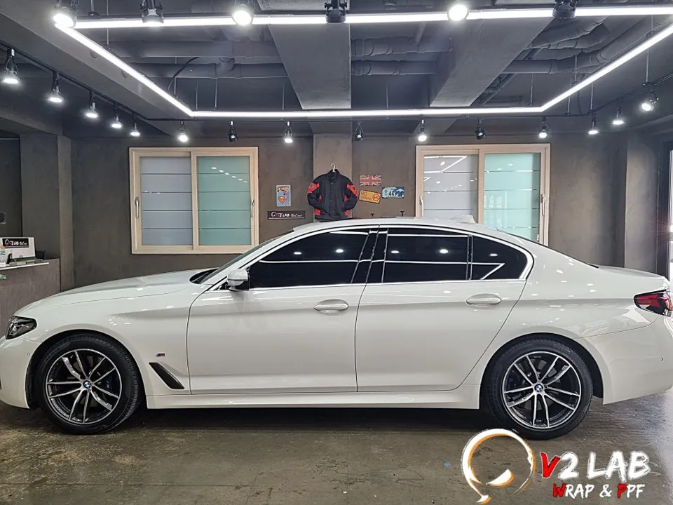 BMW 5 Seriesのカーラッピング事例 施工写真 2-1