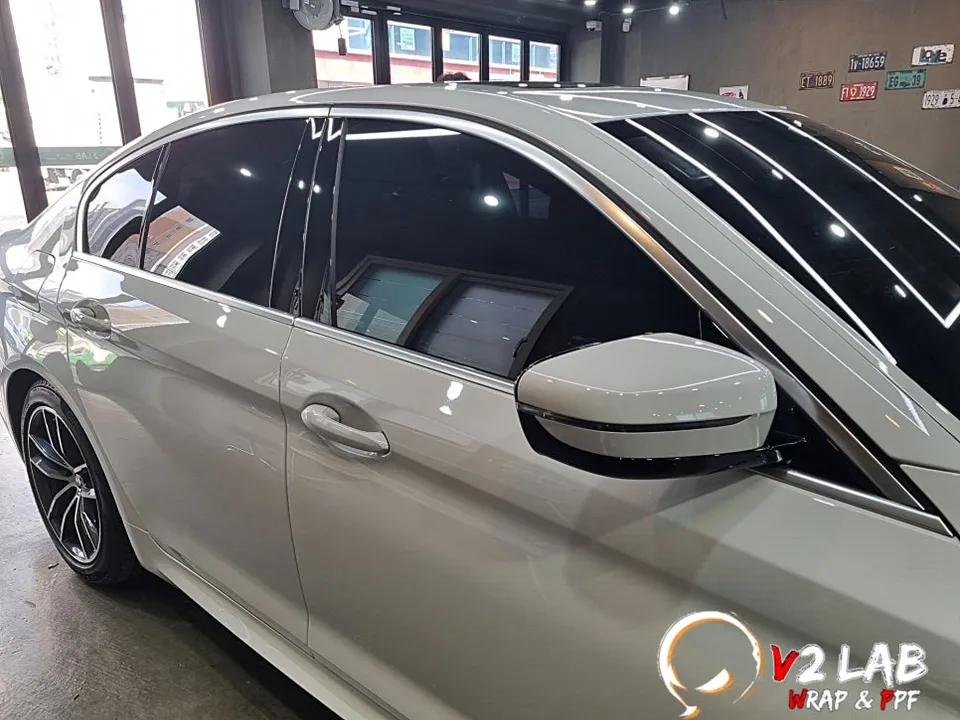 BMW 5 Seriesのカーラッピング事例 施工写真 3-1