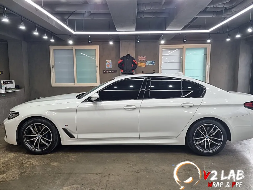 BMW 5 Seriesのカーラッピング事例 施工写真 1-2