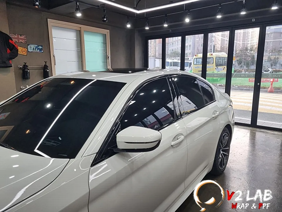 BMW 5 Seriesのカーラッピング事例 施工写真 2-2
