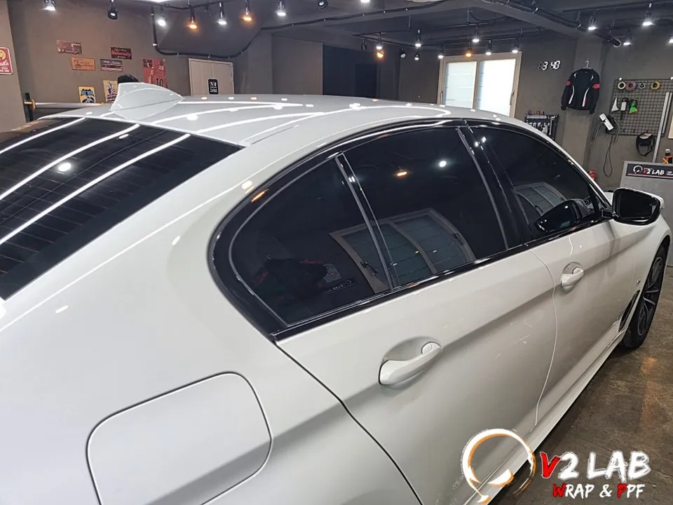 BMW 5 Seriesのカーラッピング事例 施工写真 3-2