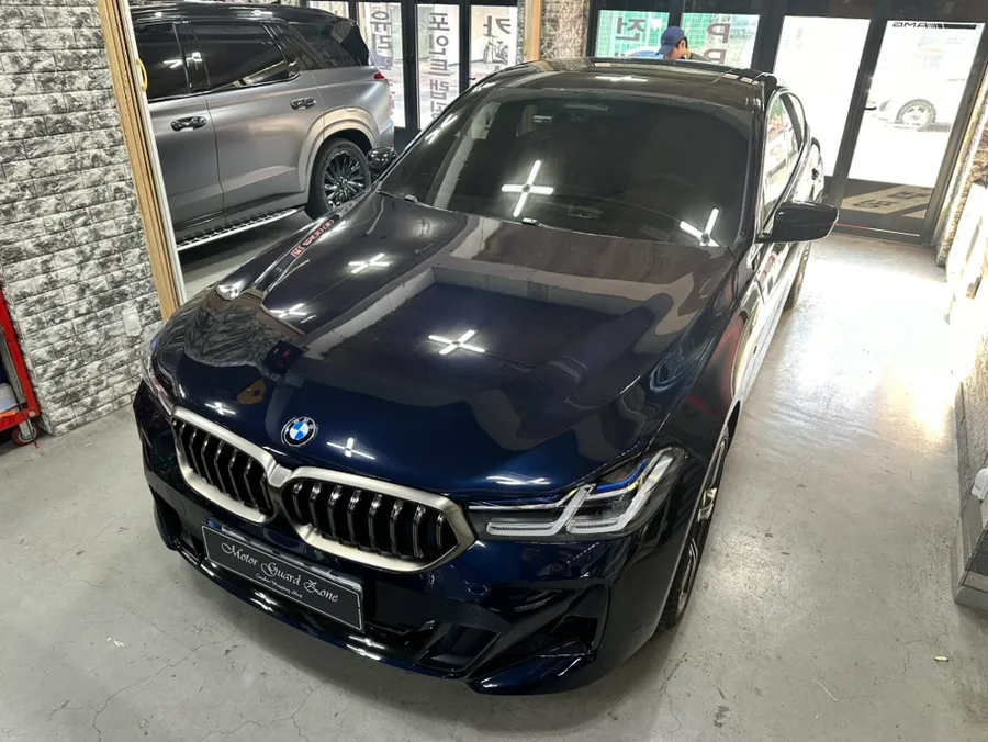 BMW 6 Series GTのカーラッピング事例:窓枠ブラック化で洗練された印象に 施工写真 2-1